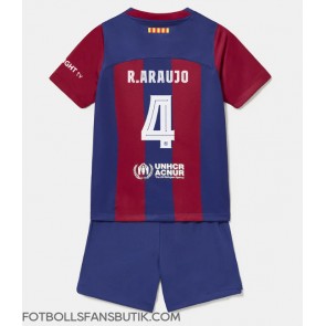 Barcelona Ronald Araujo #4 Replika Hemmatröja Barn 2023-24 Kortärmad (+ Korta byxor)